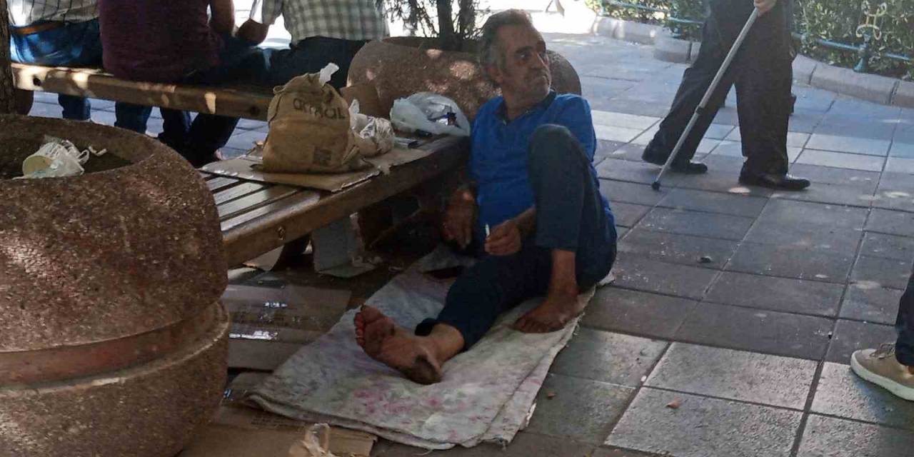 Bu Adam Yaklaşık 2 Aydır Sokakta Kalıyor