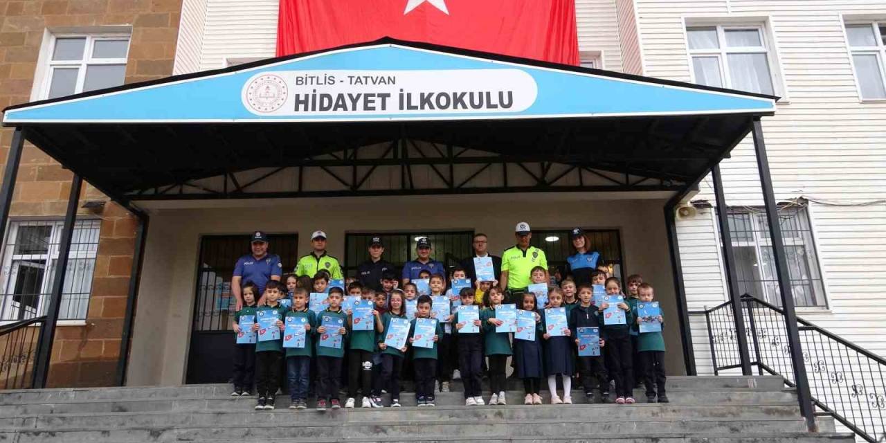 Tatvan’daki Minik Öğrencilere “Milli Projeler” Temalı Boyama Kitabı Dağıtıldı