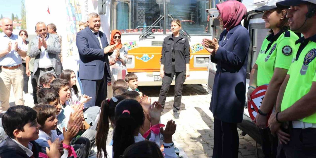 Mutluluk Kervanı Eğlendirerek, Bilgi Dağıtıyor