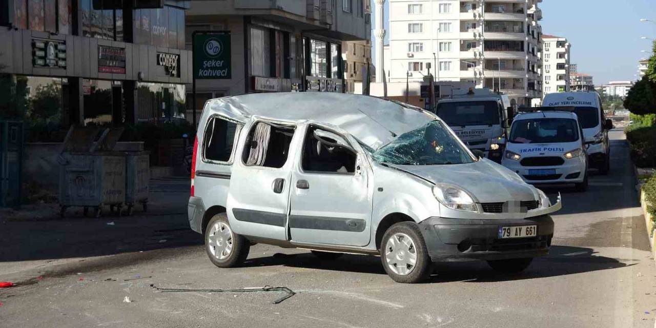 Hafif Ticari Araç Kazada Hurdaya Döndü: 2 Yaralı