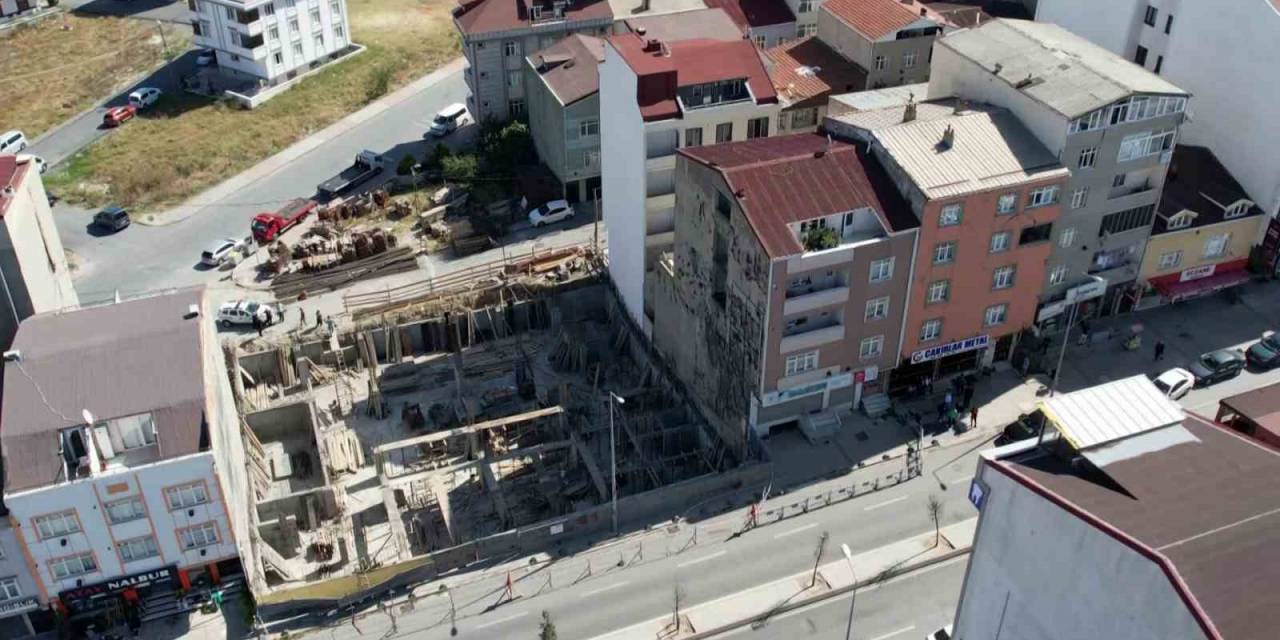 Arnavutköy’de İnşaattan Alınan Hafriyat Nedeniyle Bir Bina Daha Boşaltıldı
