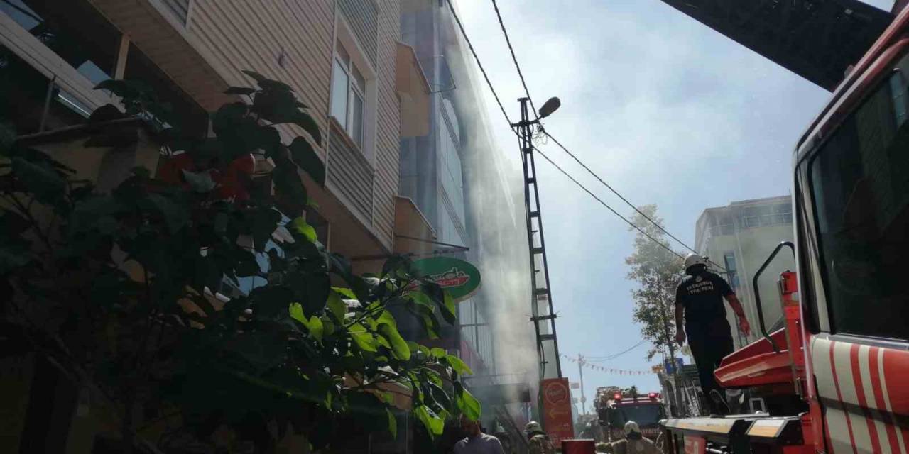 Ataşehir’de Restoranda Korkutan Yangın: Bir Kişi Dumandan Etkilendi
