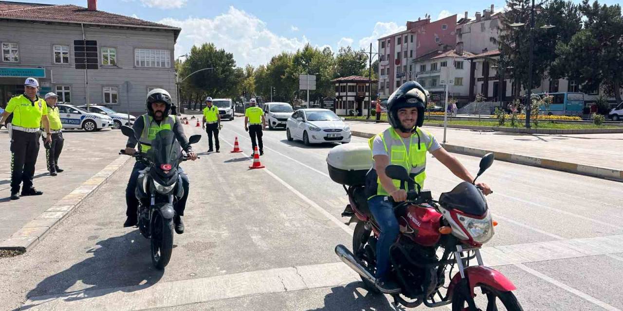 Denetlenen Motosikletlilere Reflektif Yelek Hediye Edildi