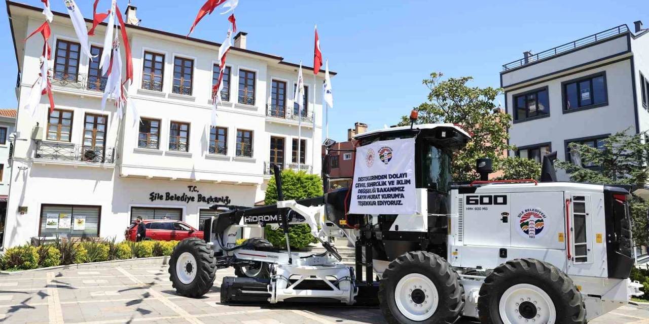 Çevre Şehircilik Ve İklim Değişiklik Bakanlığı’ndan Şile’ye Greyder Hizmet Aracı Hibe Edildi