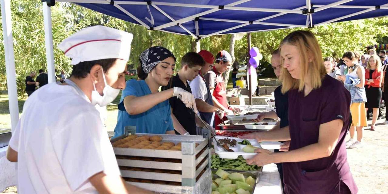 Esogü Hastanesi Çalışanları Pilav Gününde Buluştu