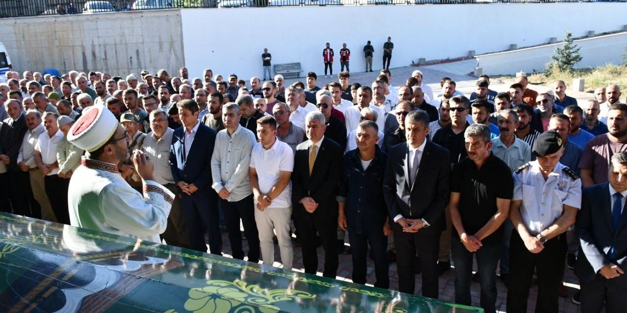 Şehit Babası Topçu Toprağa Verildi