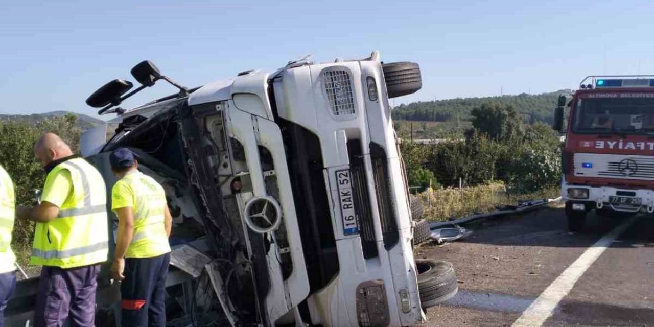 Yalova’da Kontrolden Çıkan Tır Devrildi: 1 Yaralı