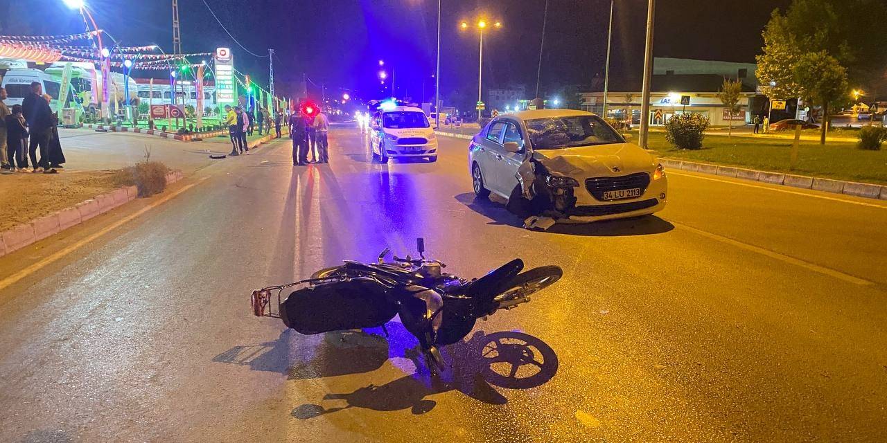 Otomobille Çarpışan Motosikletli Genç Ağır Yaralandı