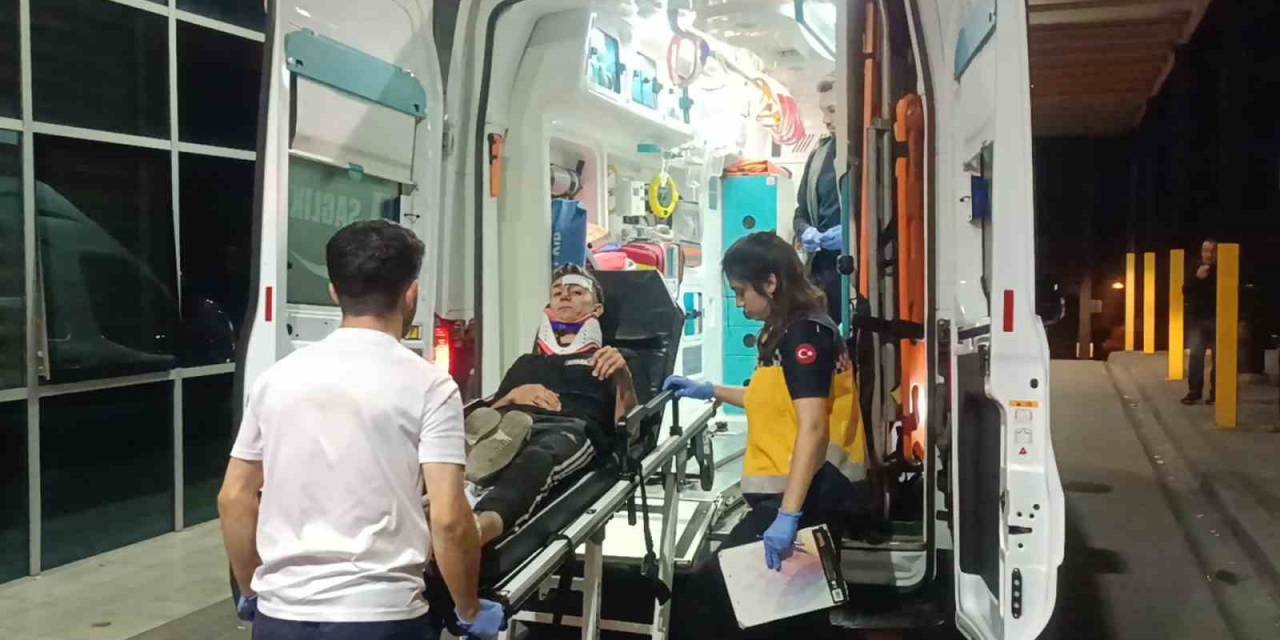 Kontrolünü Kaybeden Motokurye Yere Savrularak Yaralandı