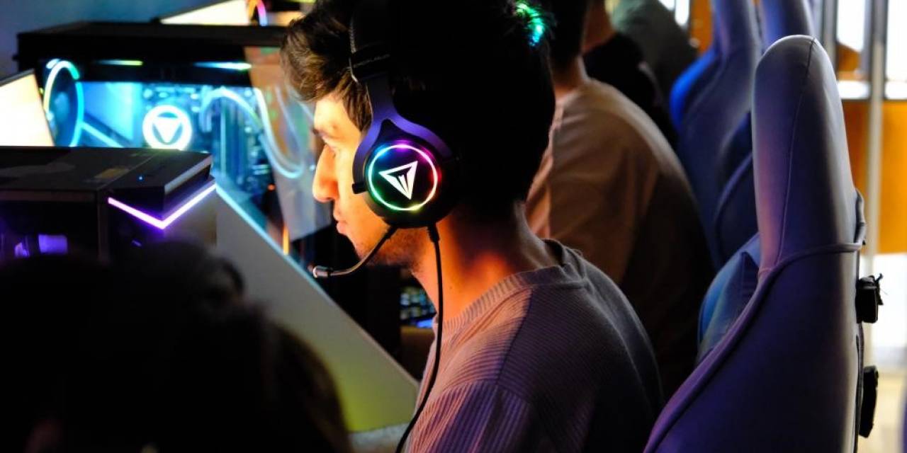 Oyun Tutkunu Gençler Erzincan’daki E-spor Atölyesinde