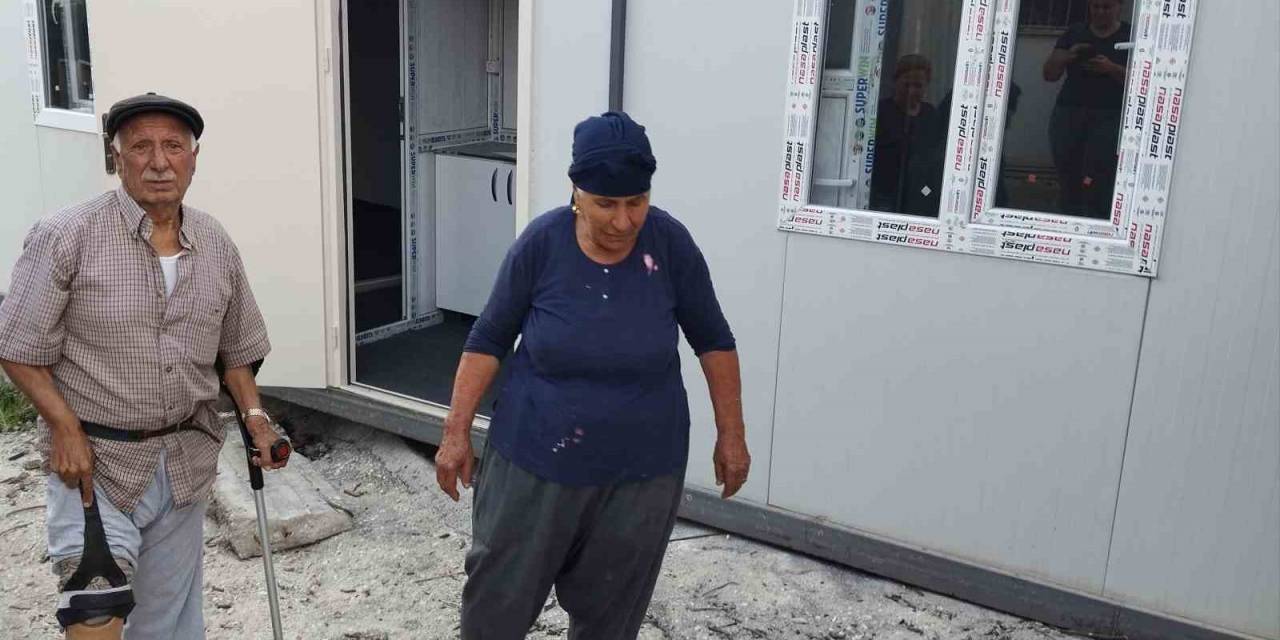 Bacağı Kesilen Ve Torunlarına Da Bakan Yaşlı Amcaya Konteyner