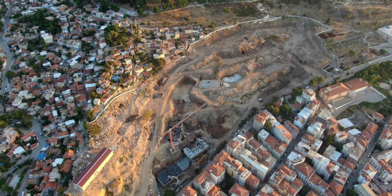 Başkan Çelik Kentsel Dönüşüm Şantiyesinde İncelemelerde Bulundu