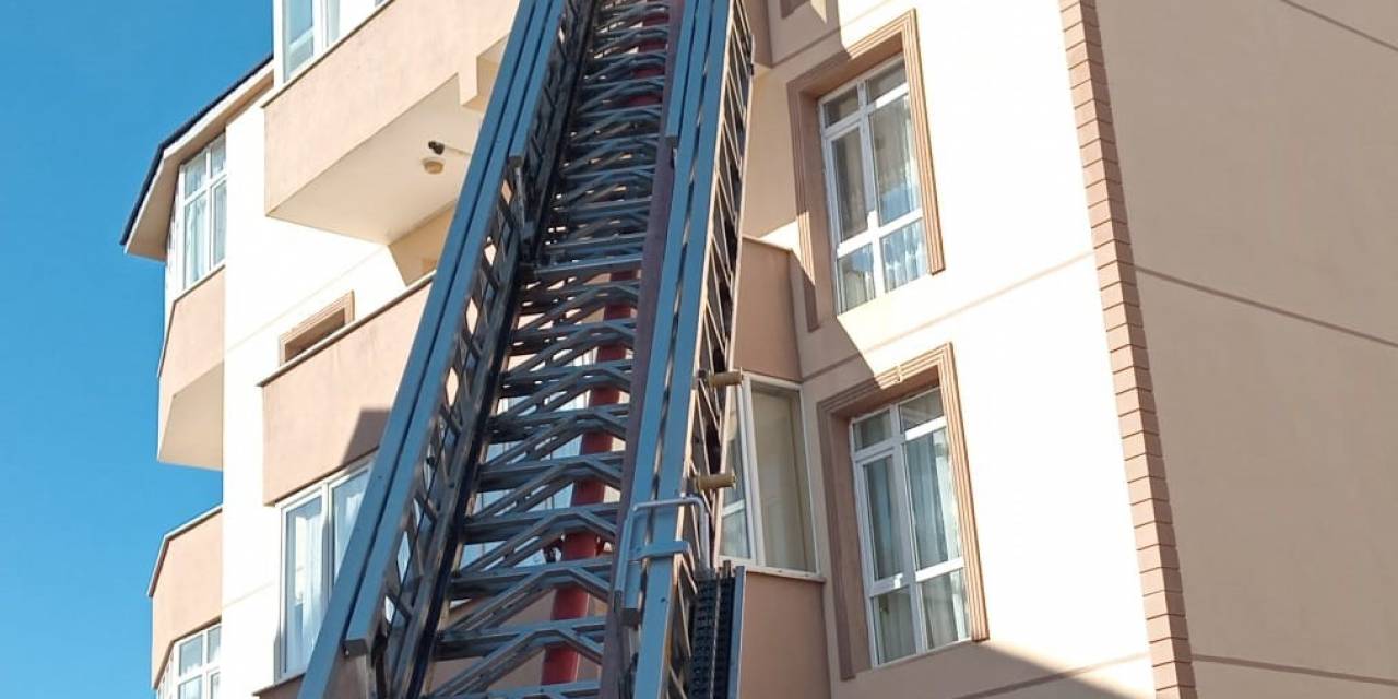 Kars’ta Asansör Boşluğunda Çıkan Yangın Söndürüldü