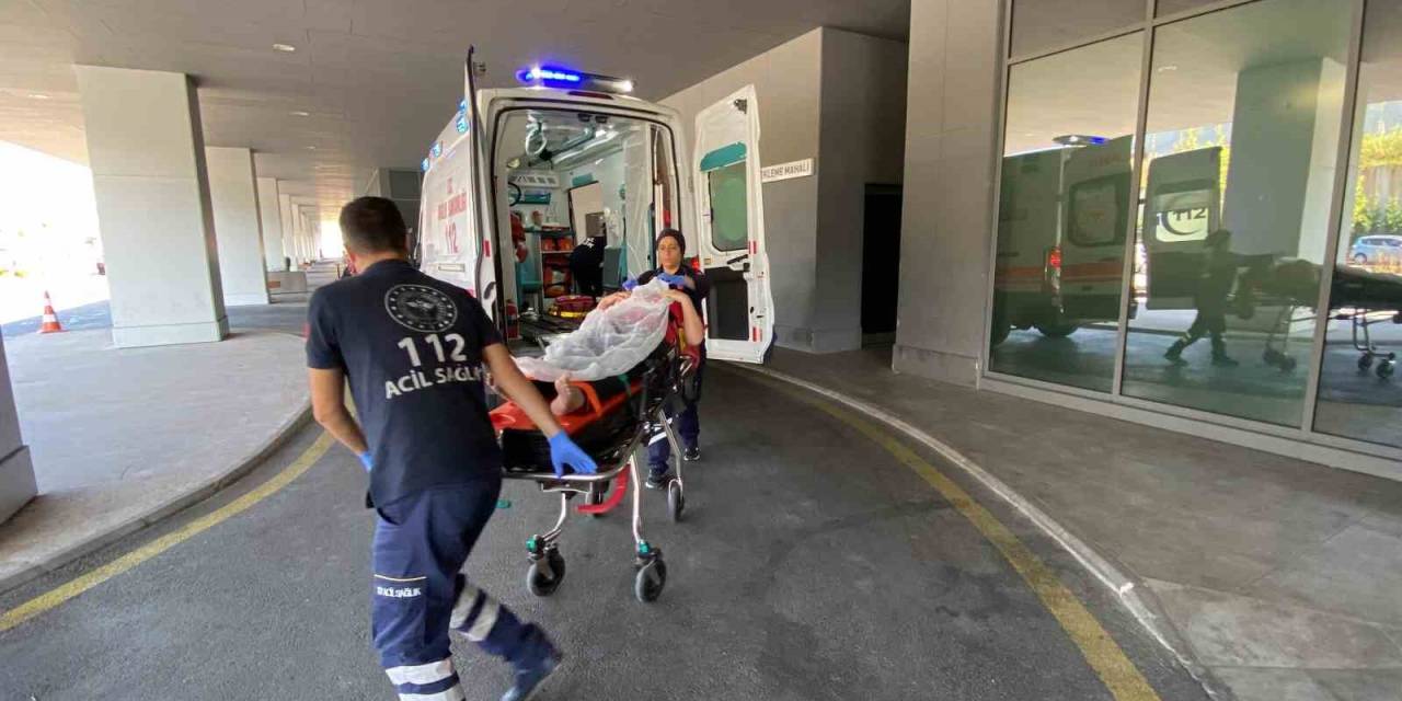 Freni Boşalan İşçi Servisi Kaldırımda Yürüyen Anne Ve Kızına Çarptı: 2 Ölü, 6 Yaralı