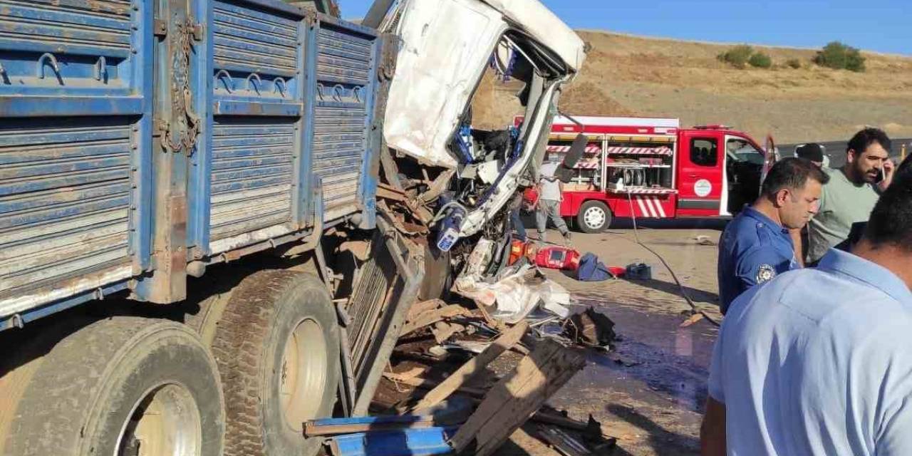 Bingöl’de Kamyon Ve Tır Çarpıştı: 2 Yaralı