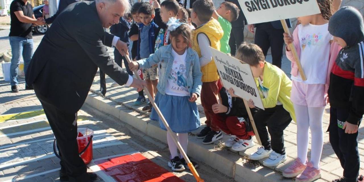 Yaya Geçidini Protokol Üyeleri Öğrencilerle Birlikte Boyadı
