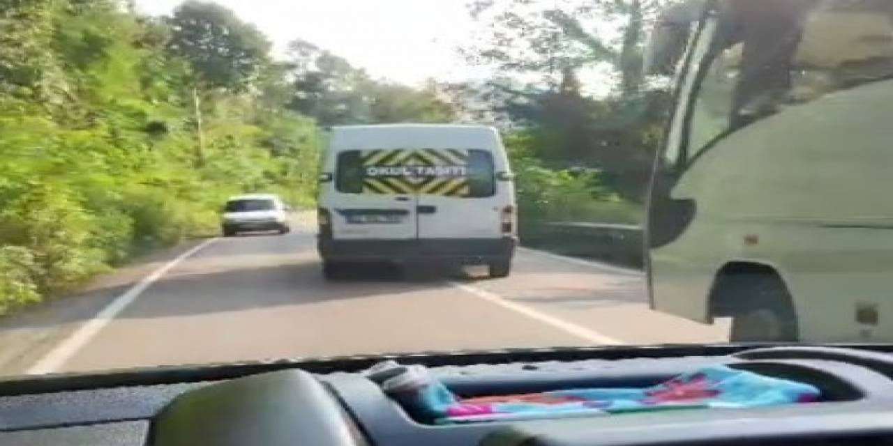 Öğrenci Servisinin Hızlı Ve Tehlikeli Araç Kullandığı Anlar Kamerada