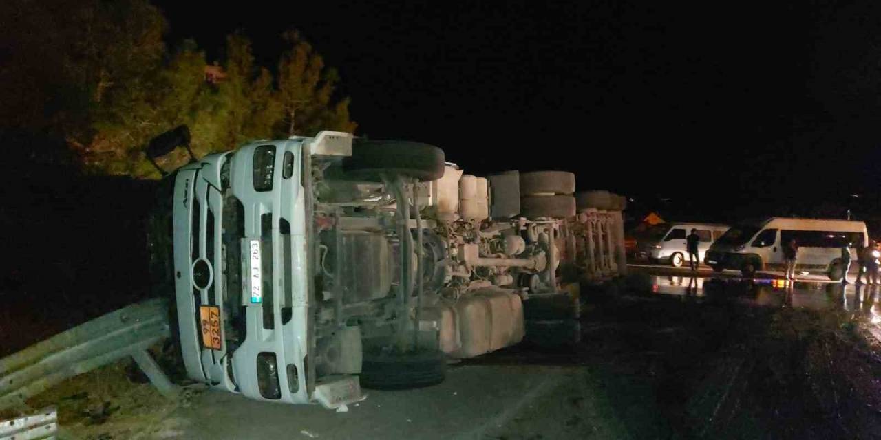 Zift Dolu Tanker Devrildi, Yol Ulaşıma Kapandı