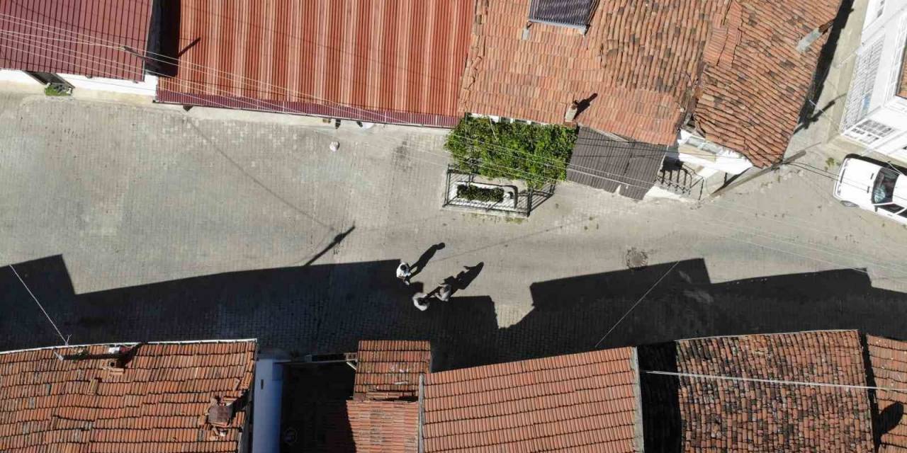 Bu Mezar Bir Asırdır Yolun Ortasında, Kime Ait Olduğunu İse Bilen Yok