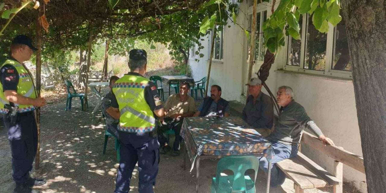 Jandarma Ekiplerinden Köylülere Yönelik Eğitim