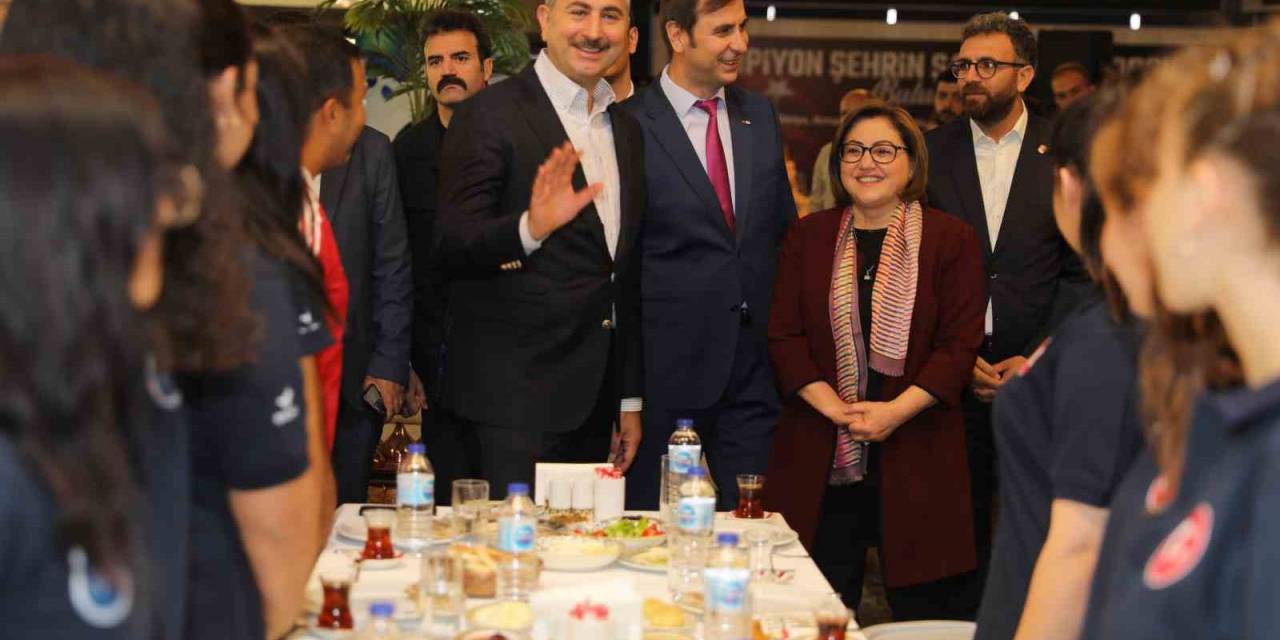 Başarılı Sporcular, Fatma Şahin İle Bir Araya Geldi