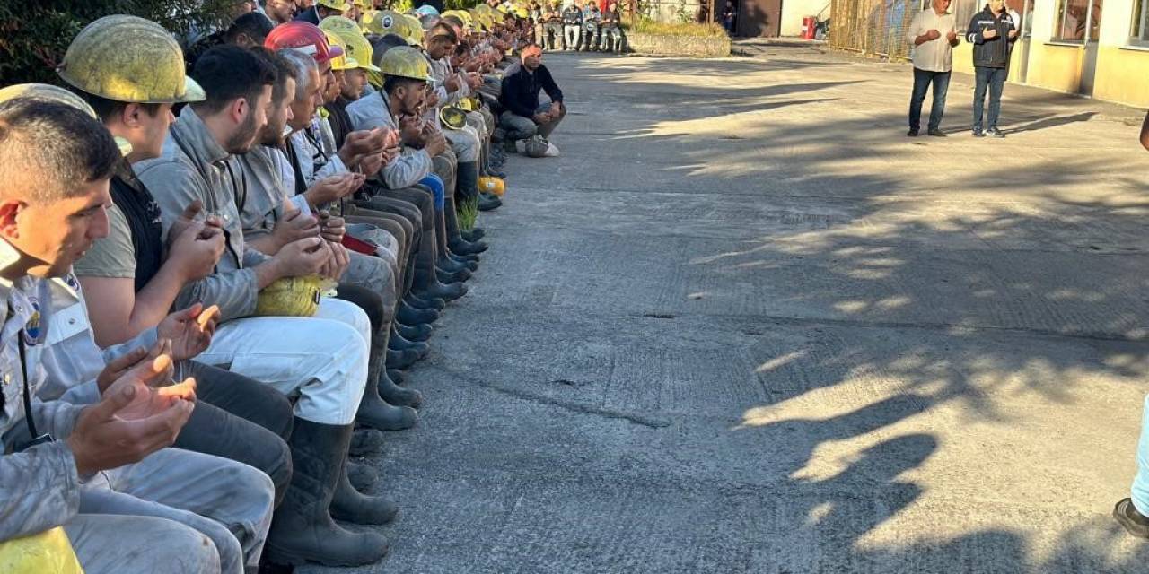 Madenciler, Göçükte Kaybettikleri Maden Şehidi İçin Kur’an-ı Kerim Okuttu
