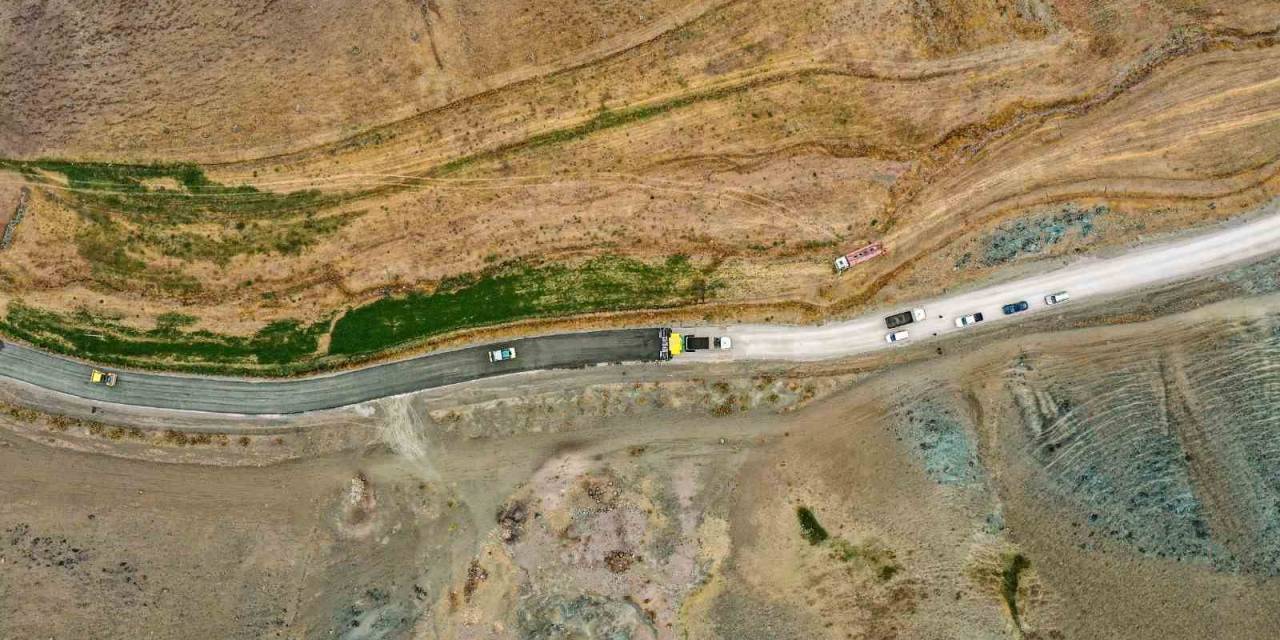 Türkiye’nin En Soğuk İlçesinde Beton Yol Çalışması