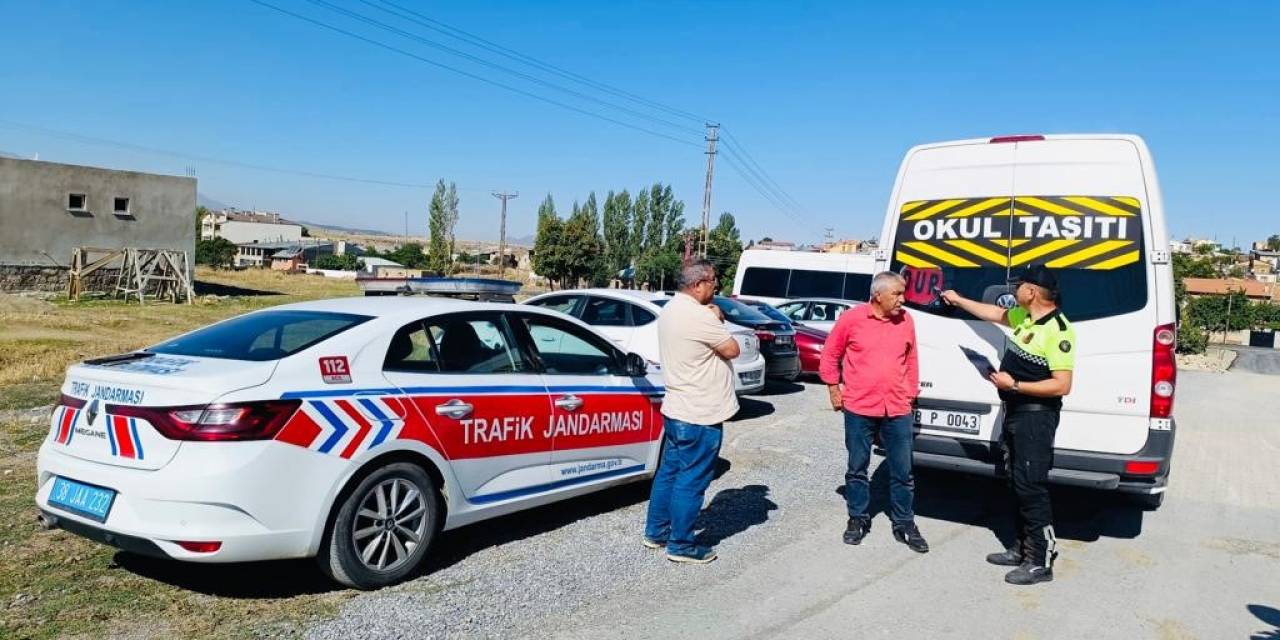 Jandarma Okul Servis Araçlarını Denetledi