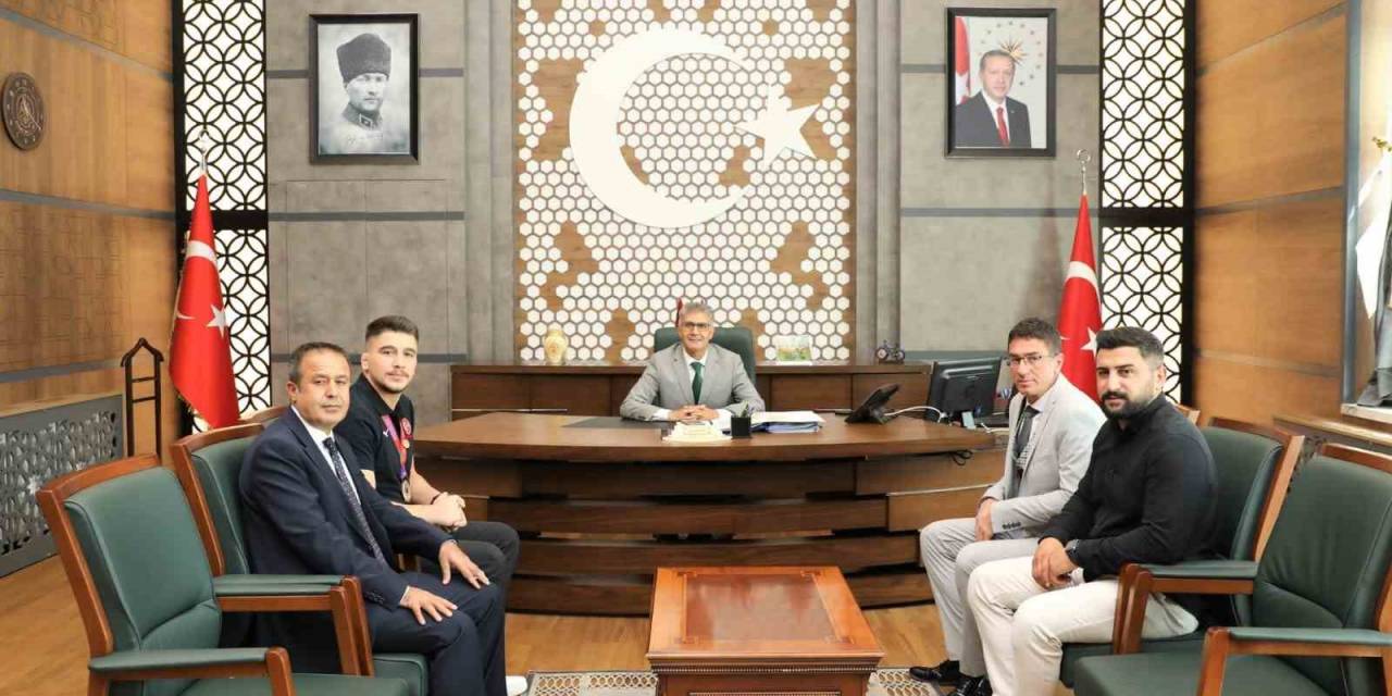 Niğde Valisi, Dünya Şampiyonu Ahmet Talha Kacur’a Hediye