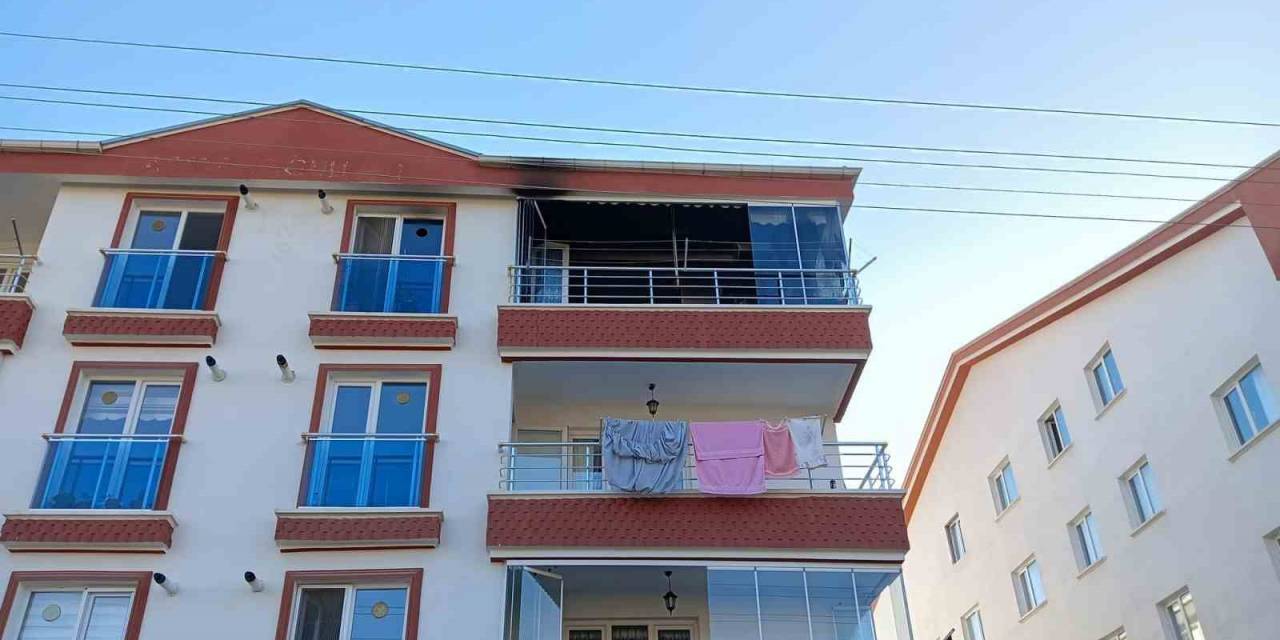 Elektrik Tesisatında Çıkan Yangın Evi Küle Çevirdi