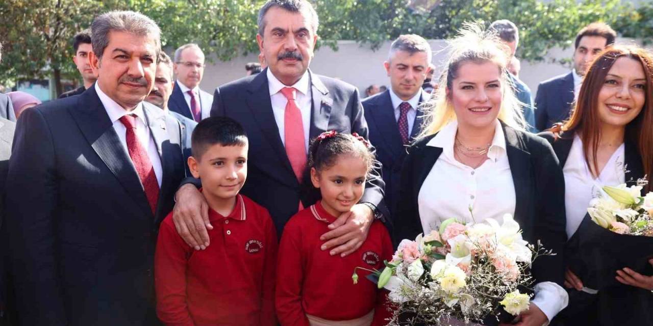 Esenler’de Geri Dönüşümden Elde Edilen Defterler Öğrencilere Dağıtıldı