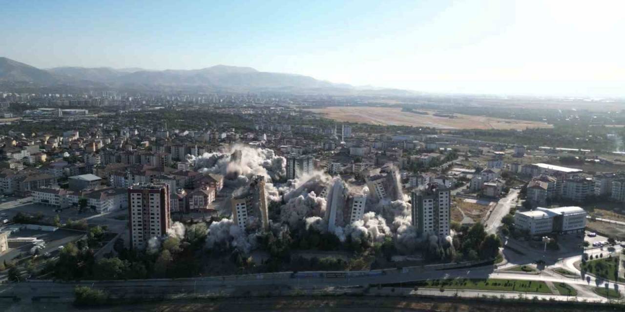 Dünyada İlk Kez 15 Katlı 9 Blok Tek Seferde Patlayıcı İle Yıkıldı