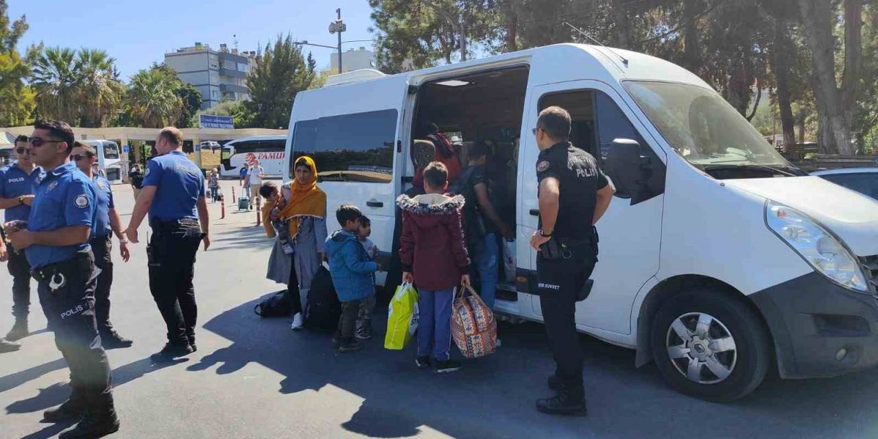 Düzensiz Göçmenlerin Cevabı Polisi Bile Şaşırttı: "Düğüne Katılmak İçin Geldik"
