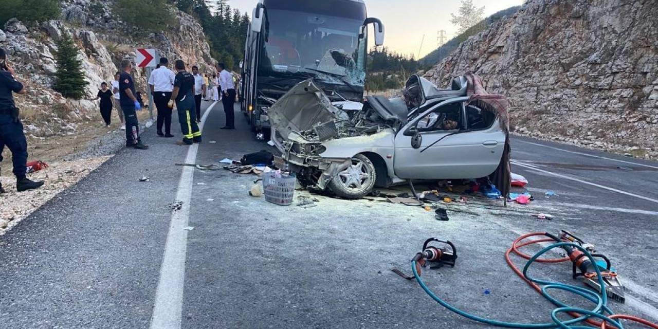 Antalya’da Yolcu Otobüsü İle Otomobil Kafa Kafaya Çarpıştı: 1 Ölü, 5 Yaralı