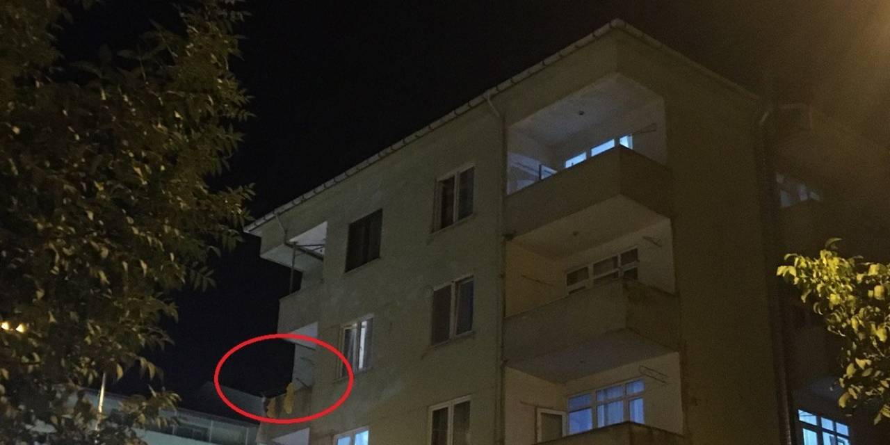 Elinde Bıçakla Eşini Ve 2 Yaşındaki Çocuğunu Esir Aldı