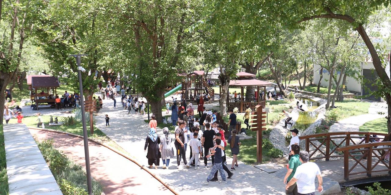 Sıcak Havadan Bunalan Denizlililer, Doğal Yaşam Parkı’nda Rahatlıyor