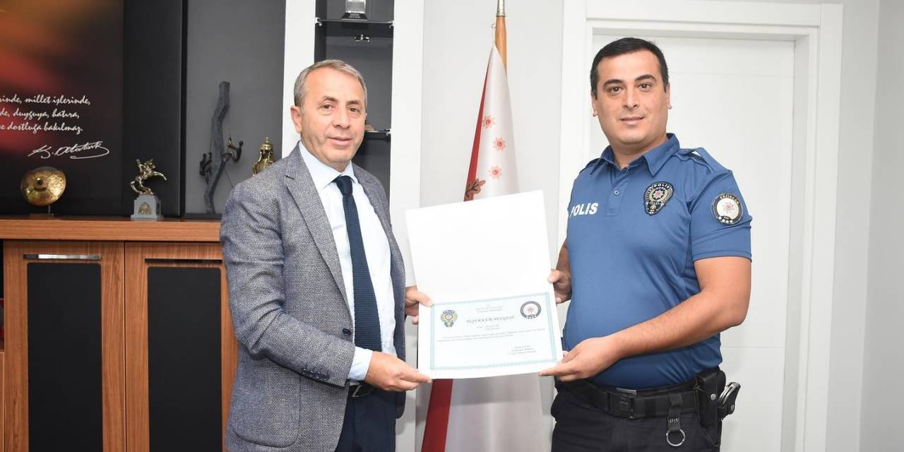 Çocuklara Şefkat Eli Uzatan Polis Teşekkür Belgesiyle Ödüllendirildi