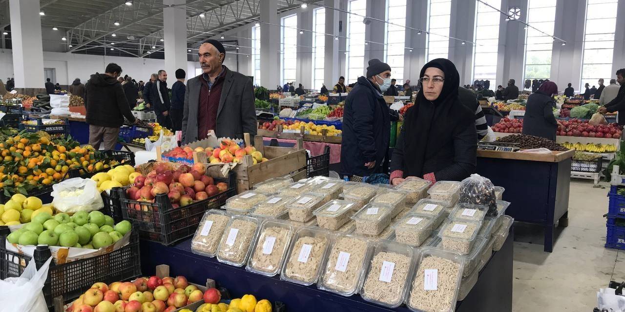 El Emeği Ürünlerini Pazarda Satan Kadın Esnaf Aile Ekonomisine Katkı Sağlıyor