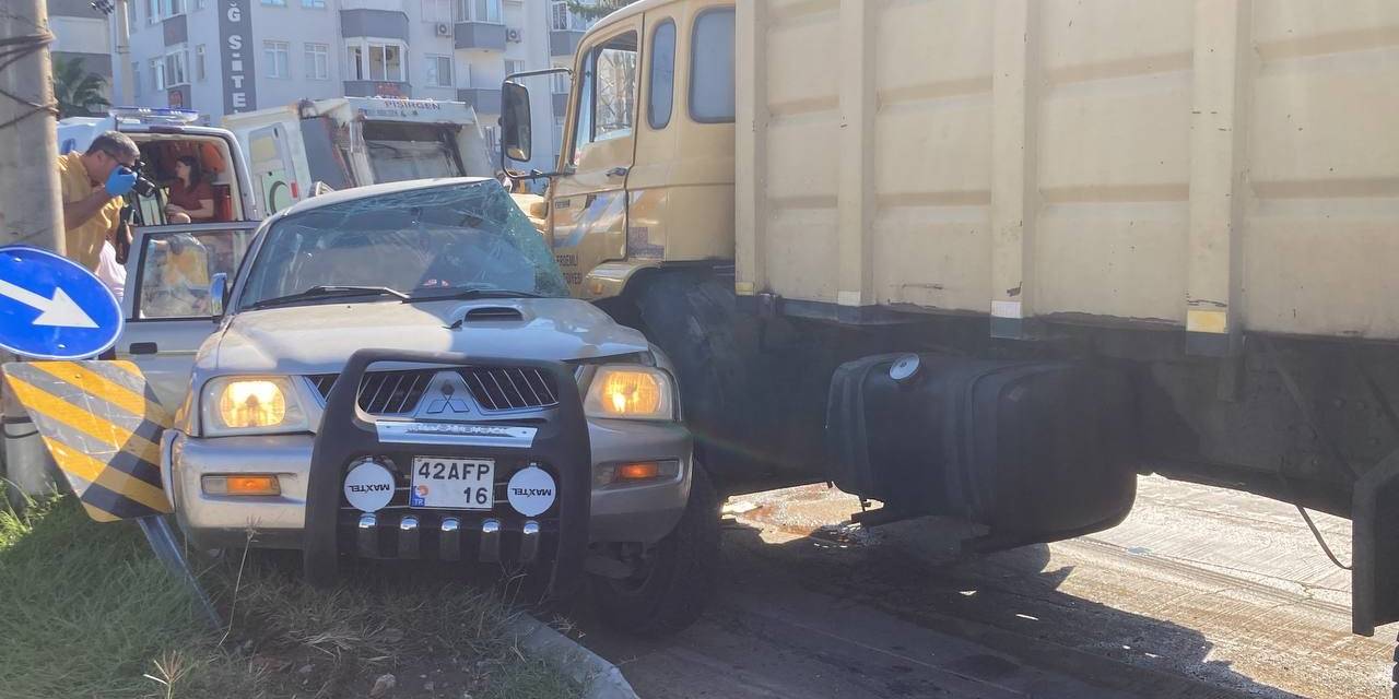Çöp Kamyonu, Kamyonete Çarptı: 4 Ölü, 2 Yaralı