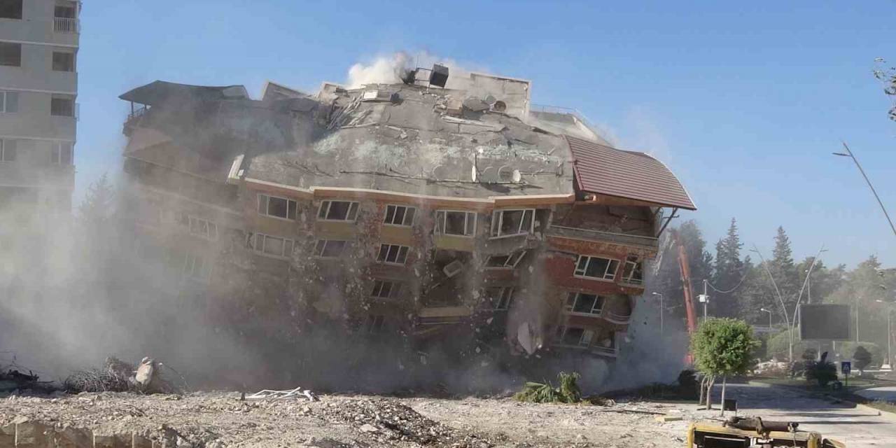 Meraklı Vatandaşların Araçlarını Durdurup İzlediği 8 Katlı Binanın Yıkım Anı Kamerada