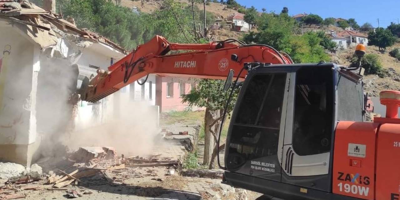 Sarıgöl’de Okulları Yenileme Çalışmaları Devam Ediyor