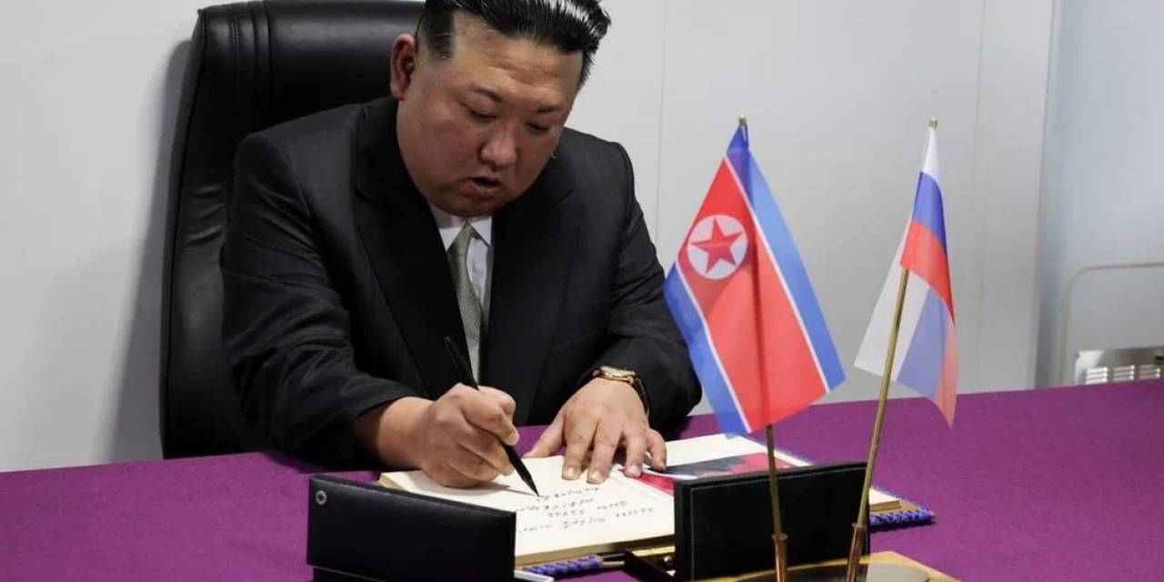 Kuzey Kore Lideri Kim, Rus Bombardıman Uçaklarını Ve Savaş Gemisini İnceledi