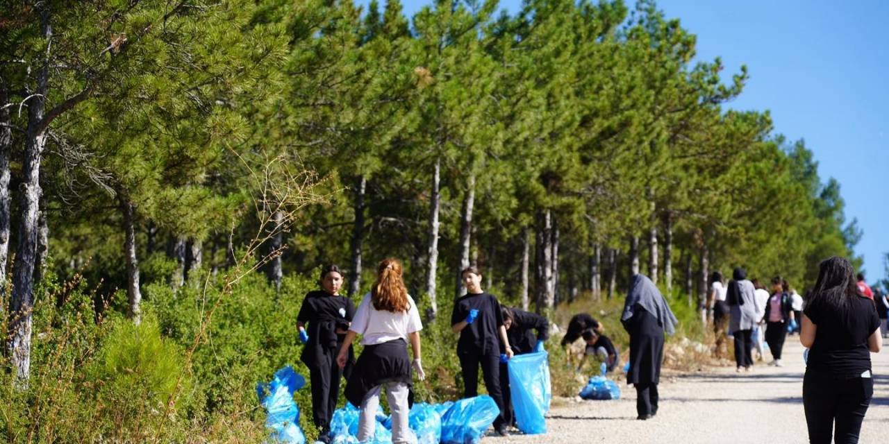 Çöp Toplayarak Çevreyi Korumaya Dikkat Çektiler