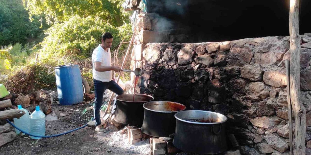 Batman’da Üzüm Hasadıyla Birlikte Pekmez Kazanları Kaynamaya Başladı