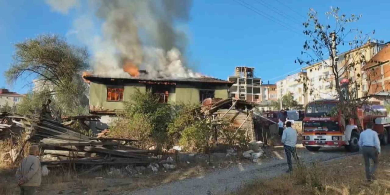 Alevlere Teslim Olan İki Katlı Ahşap Ev Küle Döndü