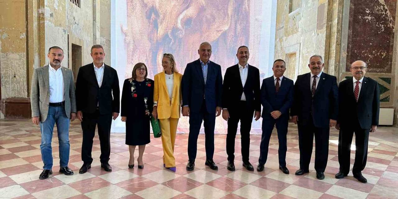 Bakan Ersoy,  Refik Anadol Rönesans Rüyaları Dijital Sergisini Yerinde İnceledi