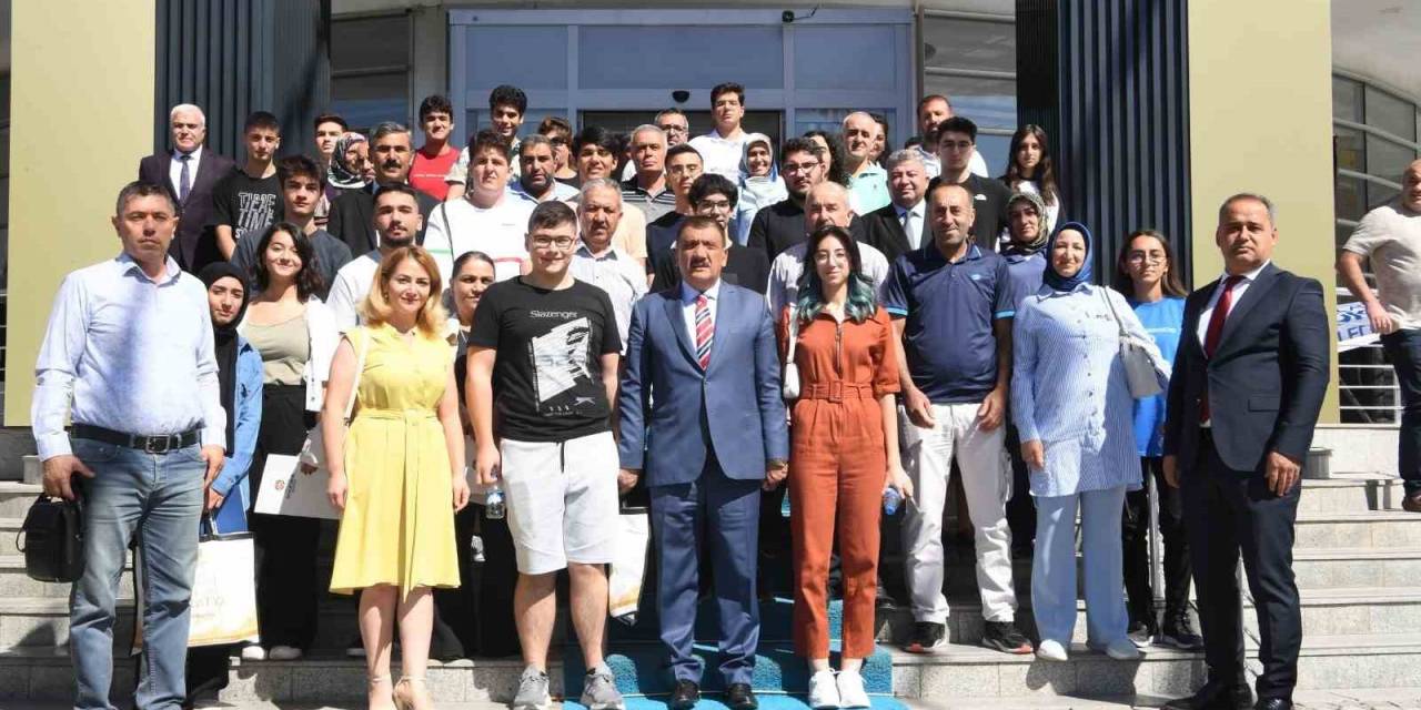 Gürkan, Yks’da İlk Bine Giren Öğrencilerle Buluştu