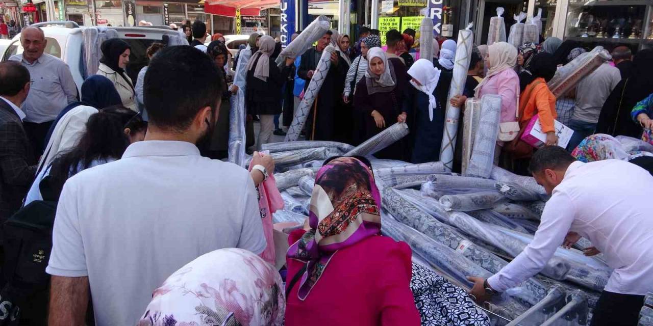 Van’da Halı Kampanyasında İzdiham Yaşandı