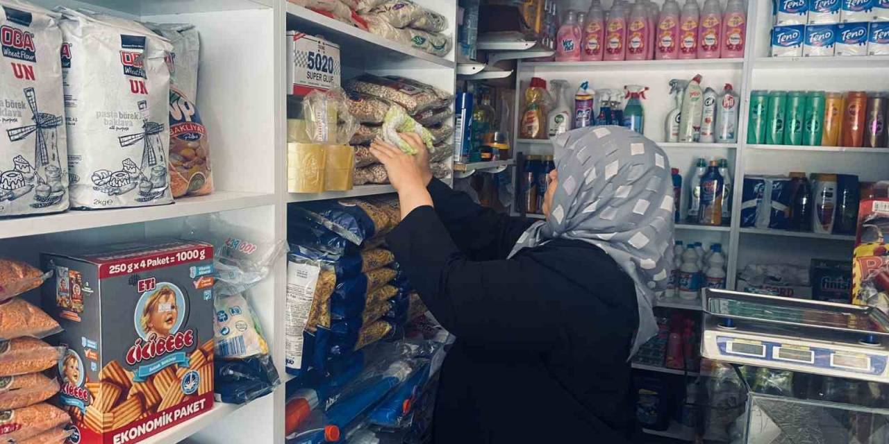 Depremzede Kadın Her Şeye Rağmen Bakkalını İşletiyor