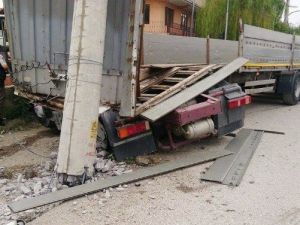 Tır Motosiklete Çarptı: 1 Ölü, 1 Yaralı